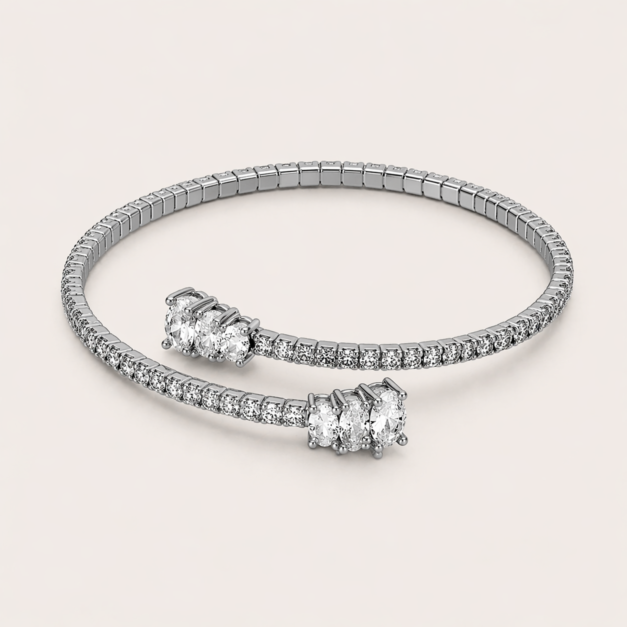 Brazalete de metal rodiado con pedrería