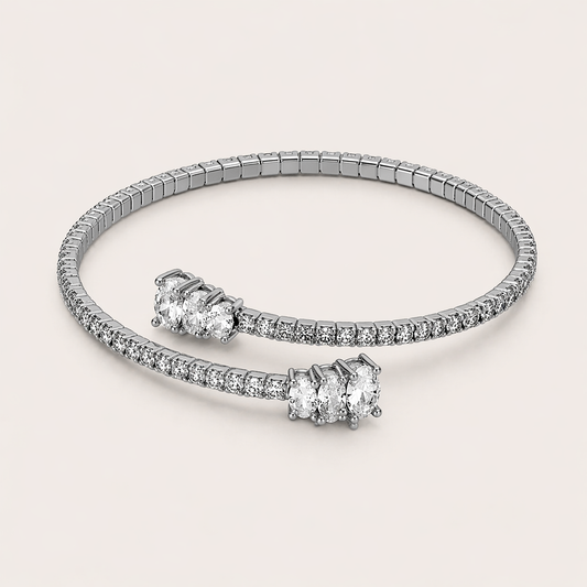 Brazalete de metal rodiado con pedrería