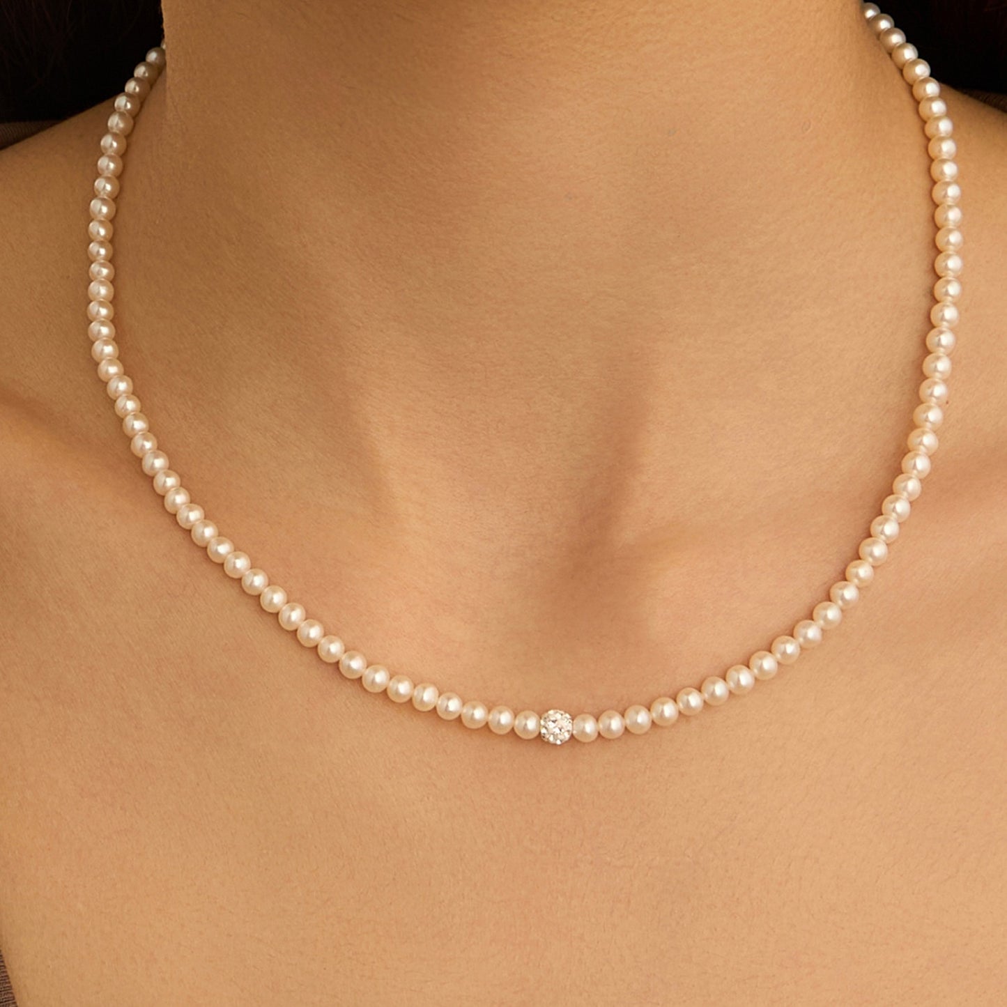 Collar Gabrielle de oro blanco con perla de agua dulce y cristal