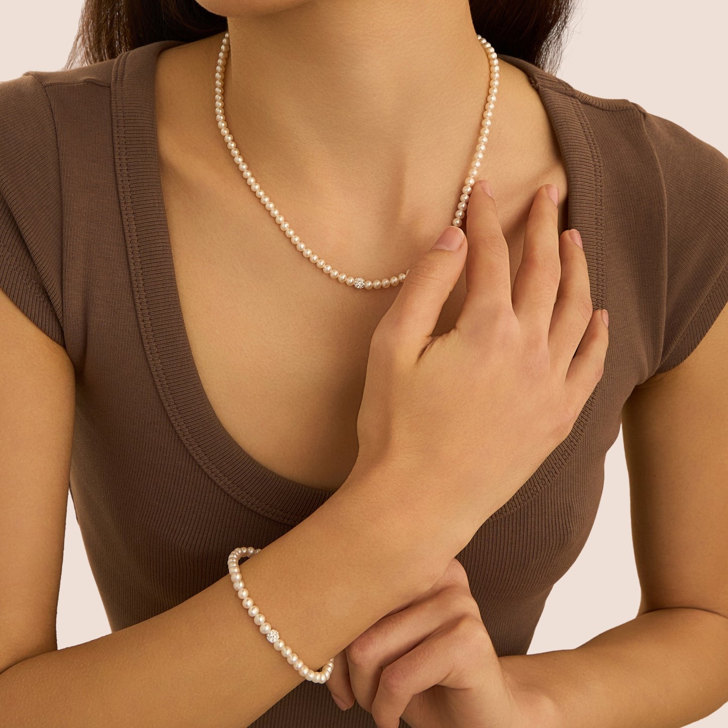 Collar Gabrielle de oro blanco con perla de agua dulce y cristal