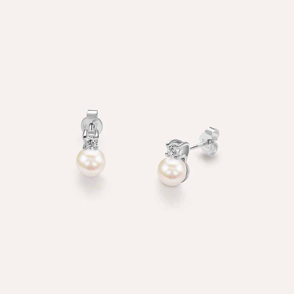 Pendientes de lóbulo «Silver Pearls» en plata rodiada con perla sintética y circonita
