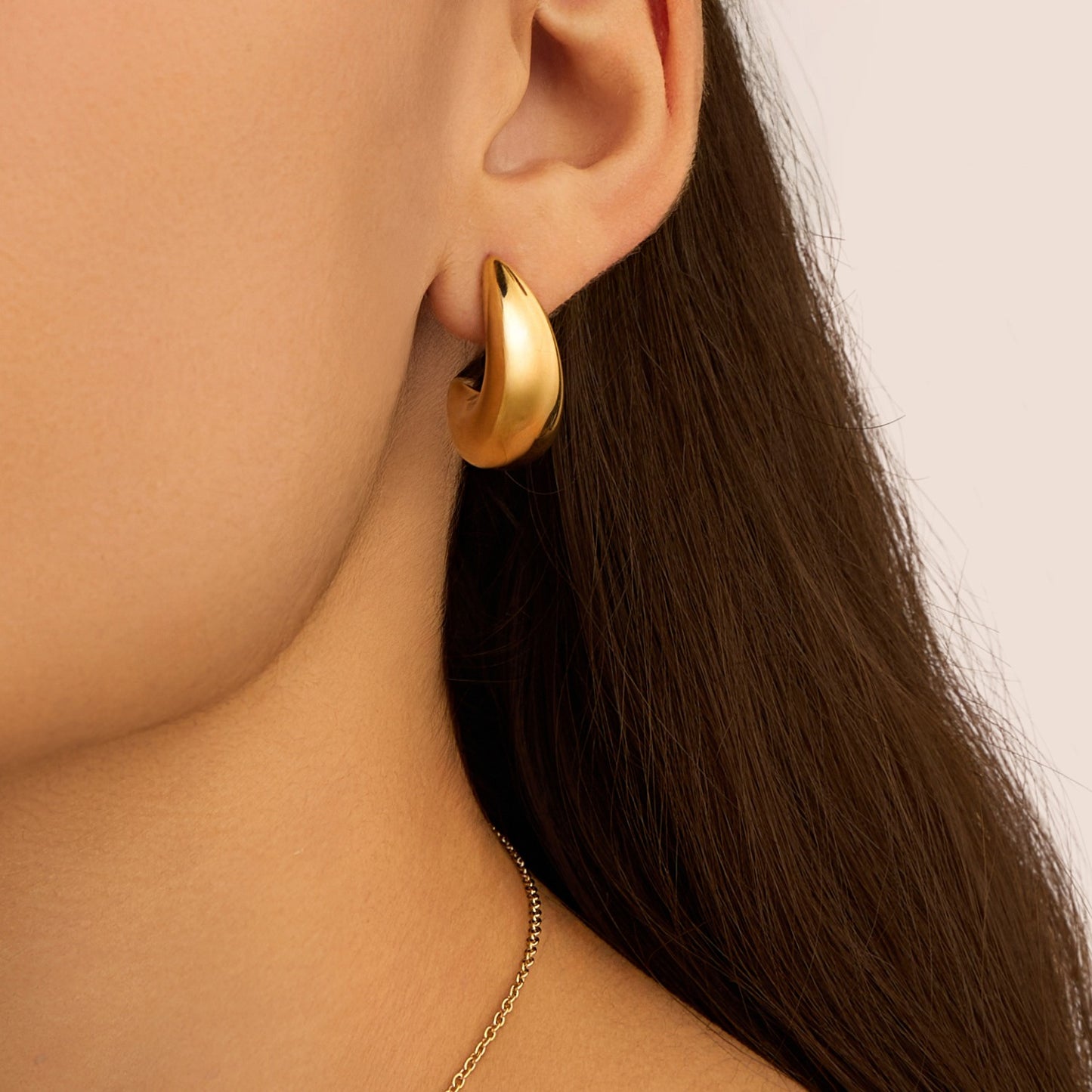 Pendientes Lobo Radiance de acero dorado