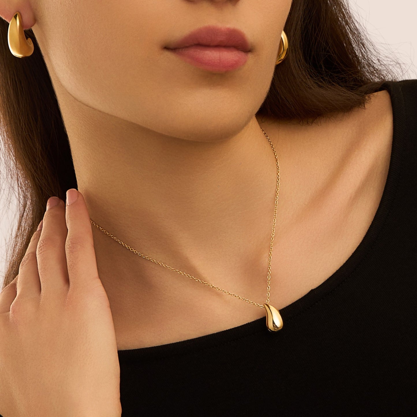 Pendientes Lobo Radiance de acero dorado
