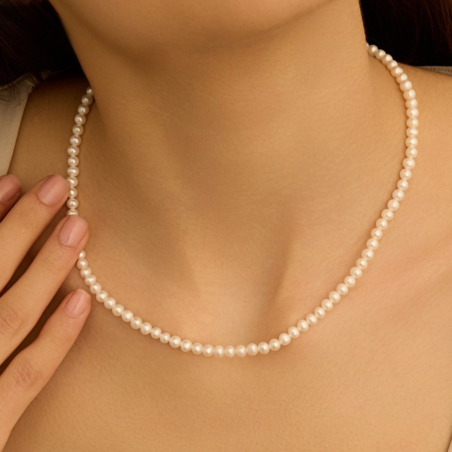 Collar Gabrielle de oro blanco con perla de agua dulce